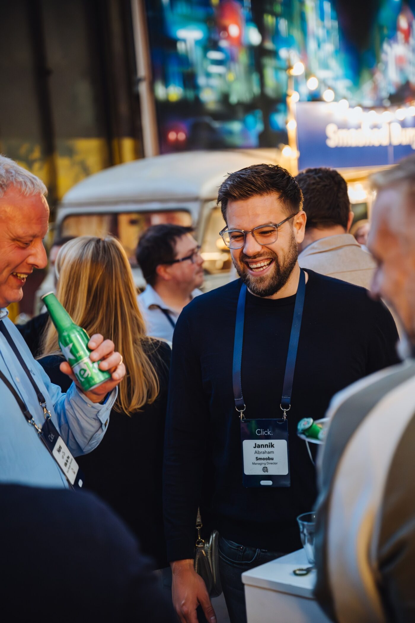 Jannik Abraham talking with attendees at the Click. conference, wearing his Smoobu badge